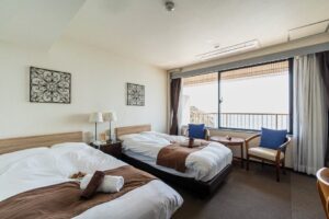 客房内靠窗座位旁的双床