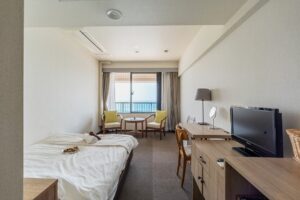 带书桌和海景的客房双床