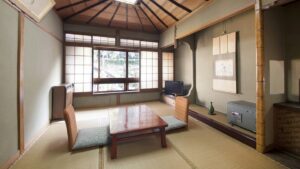 Tatamizimmer mit niedrigem Tisch und Sitzkissen