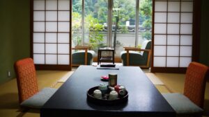 Tatami-Sitzbereich mit niedrigem Tisch und Gartenfenster