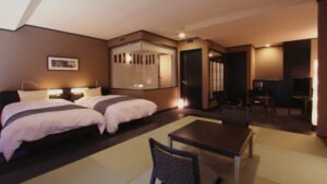 客室内の畳のくつろぎスペース横にあるツインベッド