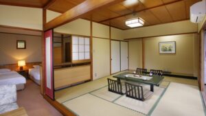 ローテーブルと椅子のある畳の部屋