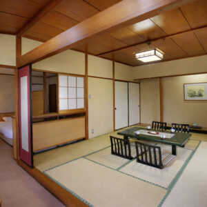 低いテーブルと座椅子のある畳の部屋