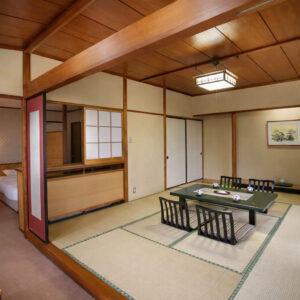 低いテーブルと座椅子のある畳の部屋