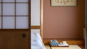 Yukata piegato e asciugamani su una piattaforma di legno