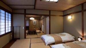 Biancheria futon in una camera con tatami