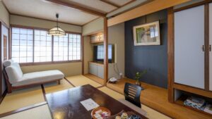 Camera in tatami con chaise longue e tavolino basso