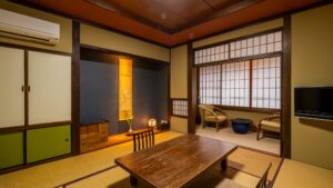 Camera in stile tatami con tavolo basso e sedie
