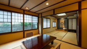 Camera con tatami, tavolino basso e zona salotto adiacente