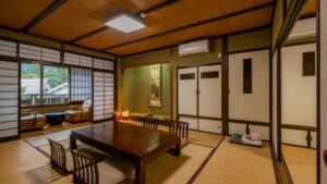 Camera con tatami, tavolo basso e sedie