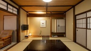 Camera in tatami con tavolo basso e area salotto