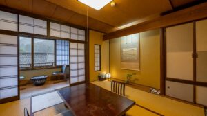 Camera in tatami con tavolo basso e area salotto
