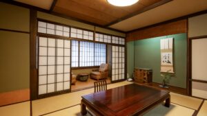 Camera in tatami con tavolo basso e zona salotto