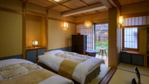Letti singoli in una camera giapponese in stile tatami