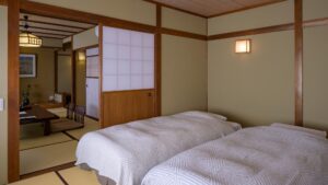 Due letti in una camera in stile tatami