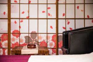 Niedriger Tisch neben dem Bett und dekorativer Shoji-Paravent