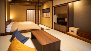 Tatamizimmer mit niedrigem Bett, Tisch und Fernseher