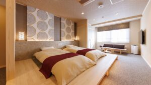 Zwei Einzelbetten in einem modernen Ryokan-Gästezimmer