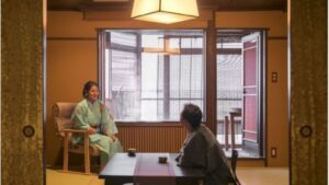 Zwei Personen sitzen in einem Tatami-Gästezimmer