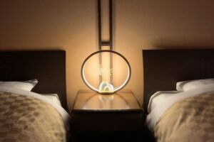Zwei Einzelbetten mit einer Nachttischlampe