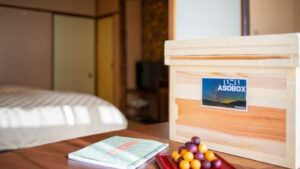 Holzkiste, Karte und Snacks auf dem Zimmertisch