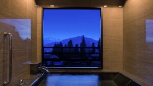 Bagno privato con ampia finestra affacciata sulle montagne