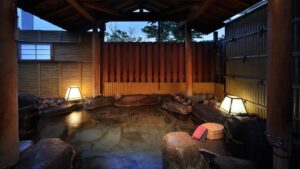 Bagno termale privato all'aperto con rocce e lampade