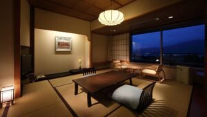 Camera in tatami con tavolo basso e sedie vicino alla finestra