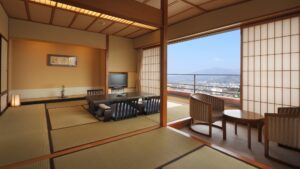 Camera in tatami con tavolo basso, sedie e posti a sedere sul balcone