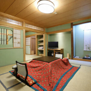 Chambre en tatami avec table kotatsu et chaises de sol