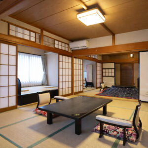 Chambre en tatami avec table basse et chaises de sol