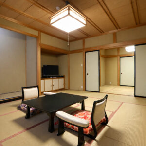 Chambre en tatami avec table basse et chaises de sol