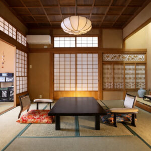 Coin salon en tatami avec table basse et chaises