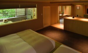 带榻榻米休息区的客房床铺