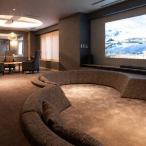 面向大屏幕的弧形休闲座位