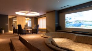 带有圆形下沉式座位和屏风的宽敞休息区