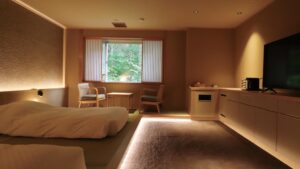 柔和灯光下客房内的低矮床铺