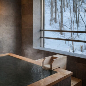 窗边的私人浴池，窗外是积雪覆盖的树木