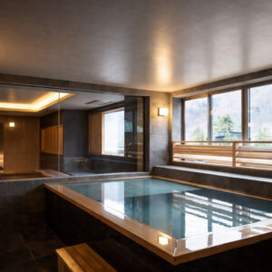 大窗旁的私人室内浴池