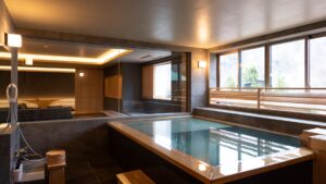 大窗旁的私人室内浴池