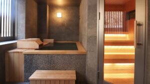 带木制浴缸和台阶的私人室内浴池