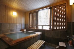 窗边的私人木质浴池