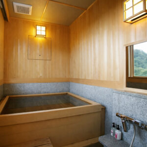 窗边的私人木质浴池