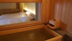 卧室旁的私人木质浴池