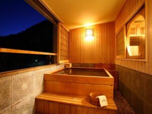 开阔窗边的私人木质浴池