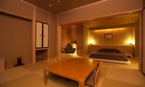 带矮桌和床的榻榻米客房