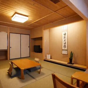 带矮桌和坐垫椅的榻榻米房间