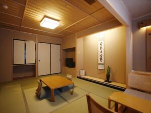 带矮桌和坐垫椅的榻榻米房间