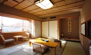 带矮桌和窗边座位的榻榻米客房