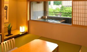 窗边带私人浴池的榻榻米客房